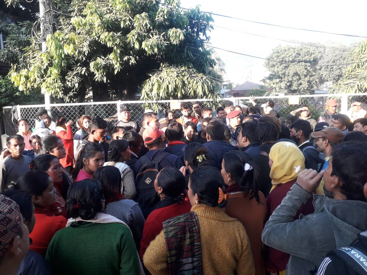 लुम्बिनी प्रादेशिक अस्पतालमा बालिकाको उपचारका क्रममा ज्यान गयो , ३ बुँदे माग राख्दै बिरोध प्रदर्शन 