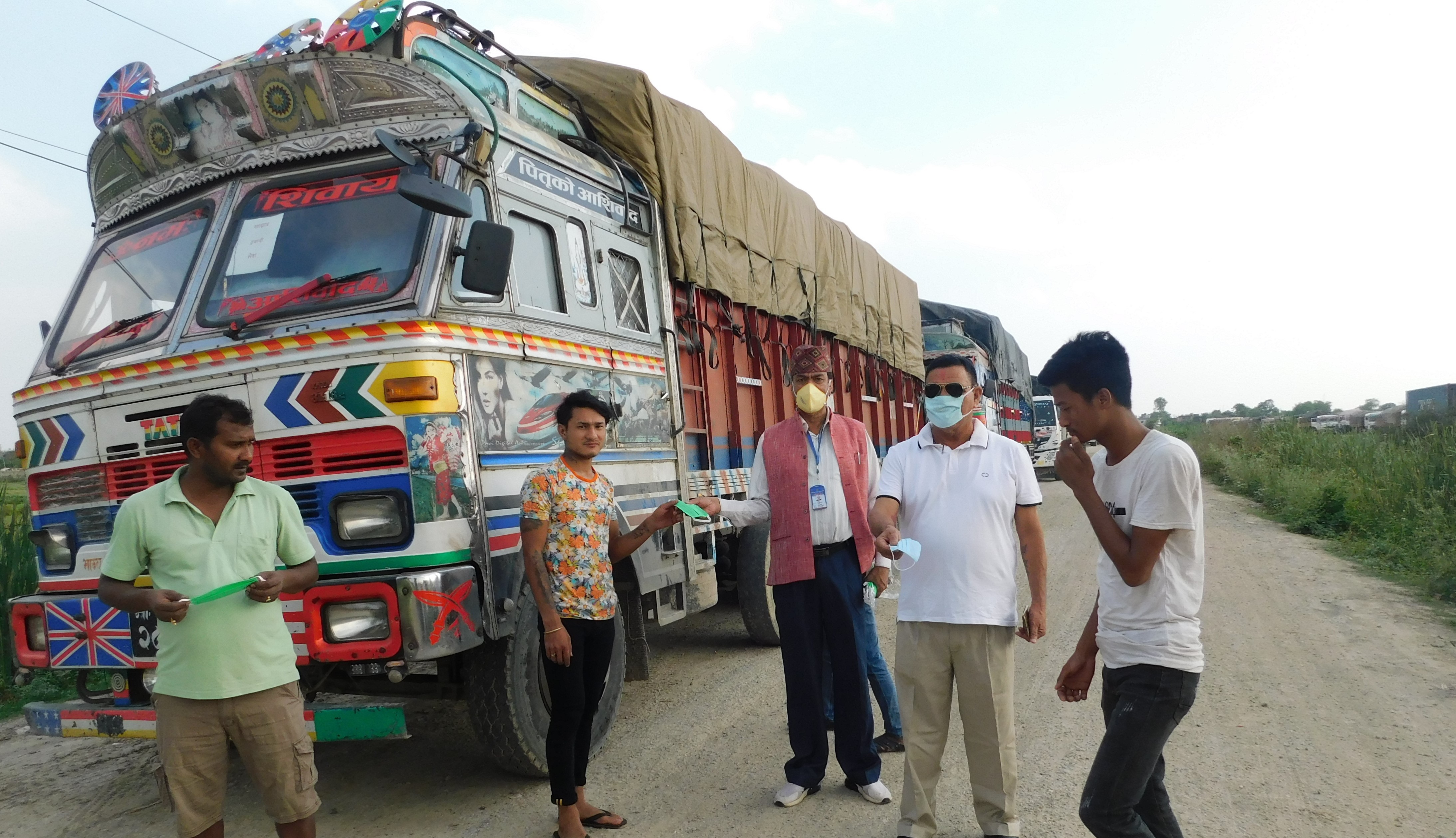 ट्रकका चालक र सहचालकलाई माक्स प्रदान