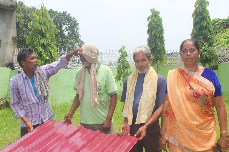 गैडहवामा मुख्यमन्त्री ग्रामिण बिकास कार्यक्रम अन्तर्गत १ सय ८० बिपन्न परिवारलाई जस्तापाता बितरण