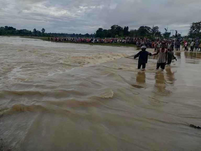 कपिलवस्तुमा बिधुत प्राधिकरणको जीप खोलाले बगाउँदा एक जनाको मृत्यु, २ बेपत्ता