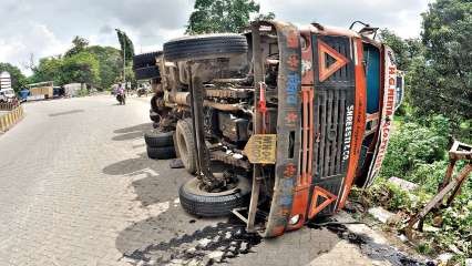 काठमाण्डौमा एक आपसमा ट्रक जुध्दा ३ जनाको मृत्यु