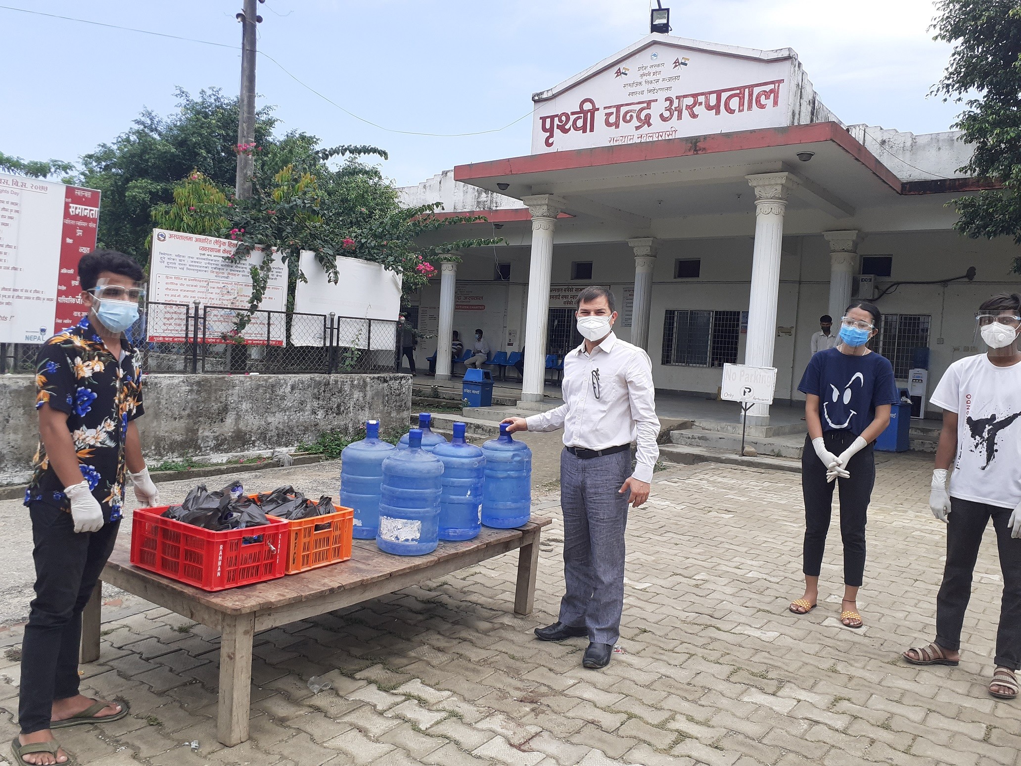 फेसबुक ग्रुप हेल्पिङ्ग हेन्ड्सद्धारा पृथ्वीचन्द्र अस्पतालका कोभिड बिरामीलाई फलफूल, प्रोटिनयुक्त खाना र पानी वितरण