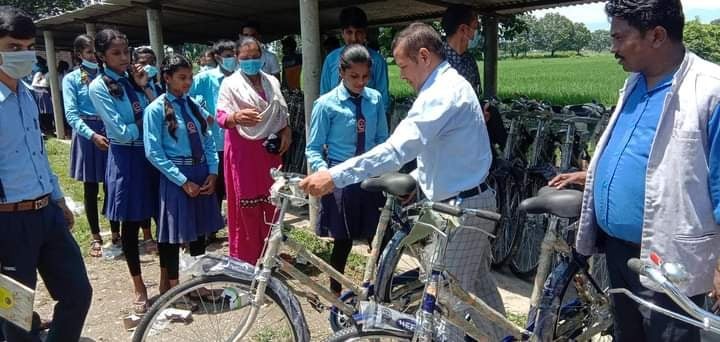 गैडहवामा बेटी पढाऔं अभियानलाई सार्थक बनाउन छात्राहरुलाई साइकल वितरण