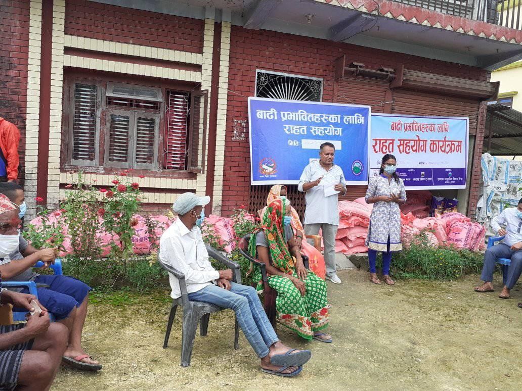 कञ्चन र गैडहवाका बाढी प्रभावित घरपरिवारलाई राहत बितरण