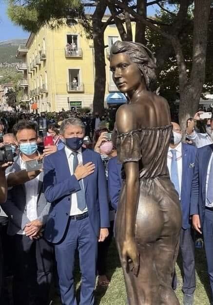 इटालीमा एक मूर्तिले मच्चायो तहल्का, नेताहरूले नै गरे मूर्ति ढाल्न माग
