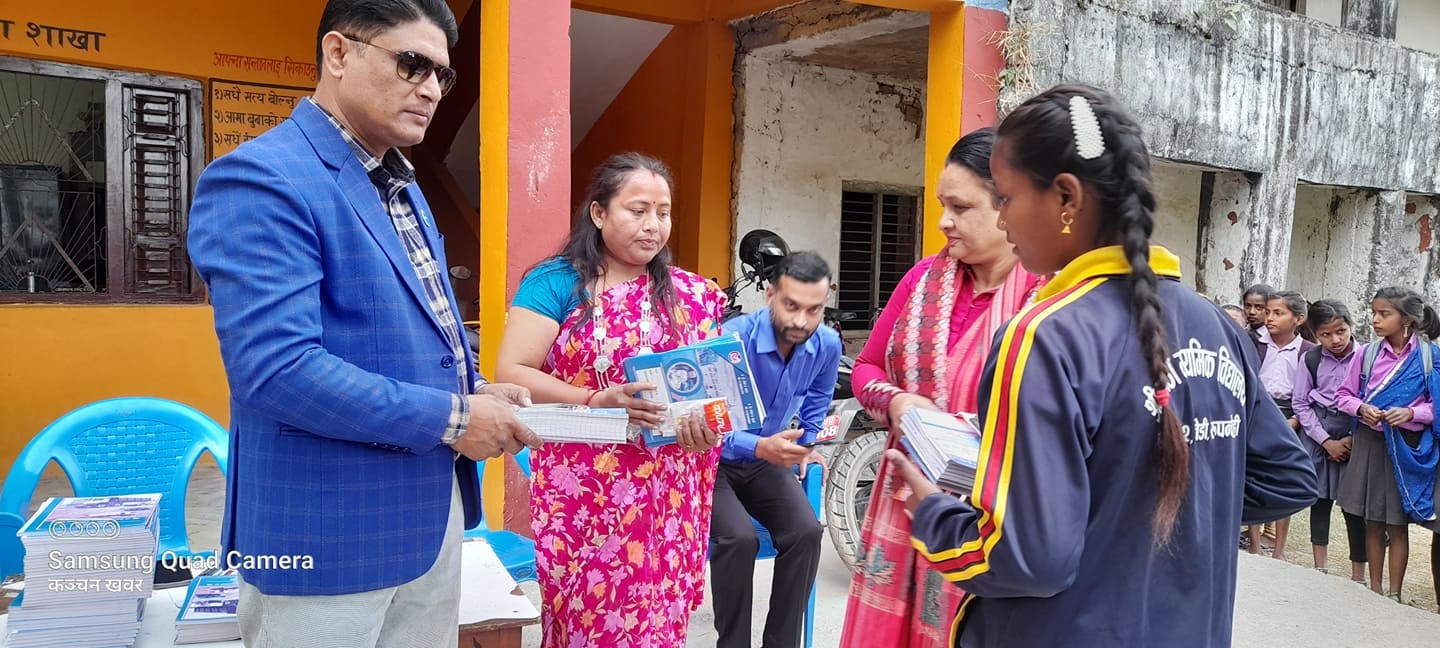 कञ्चन जेसिजद्धारा ५० जना बिधार्थीहरुलाई शैक्षिक सामाग्री वितरण