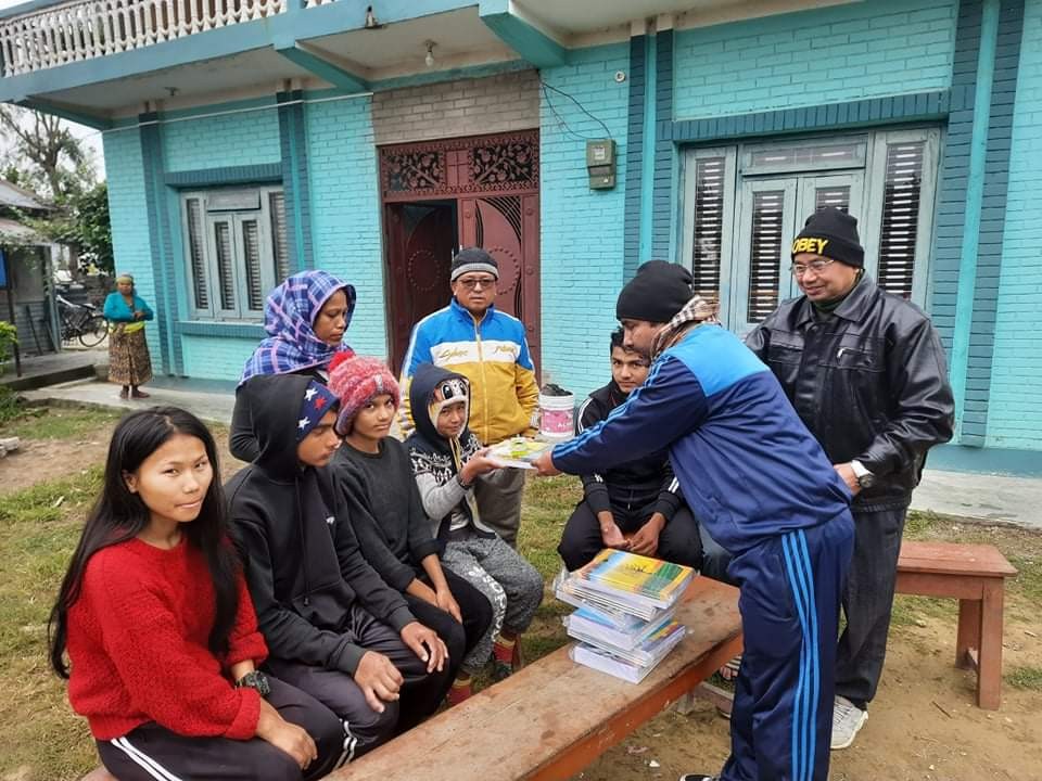 कञ्चन प्याव्सनद्धारा अनाथ बालबालिकाहरुलाई स्टेशनरी सामाग्री प्रदान