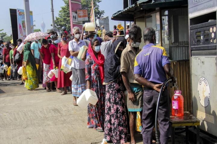 श्रीलंकामा सरकारी कर्मचारीलाई दुई हप्ता घरबाटै काम गर्न सरकारको निर्देशन