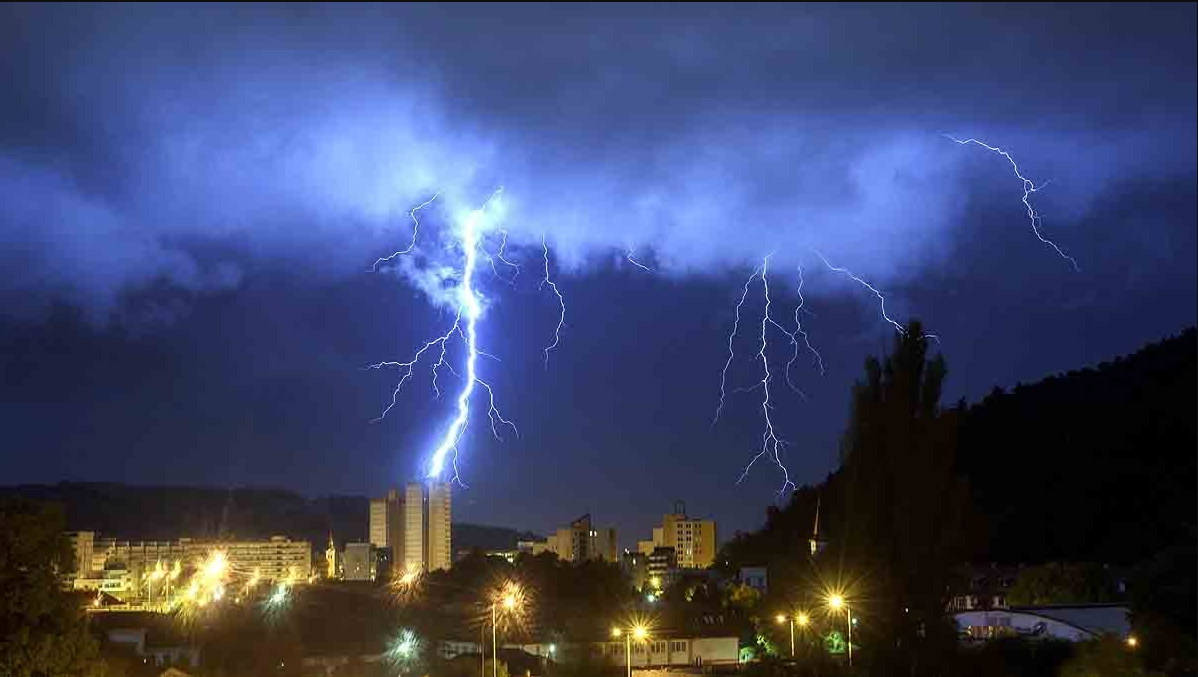 ह्वाइट हाउसमा चट्याङ पर्दा ३ को मृत्यु, १ गम्भीर घाइते : किन बढिरहेछन् यस्ता घटना ?