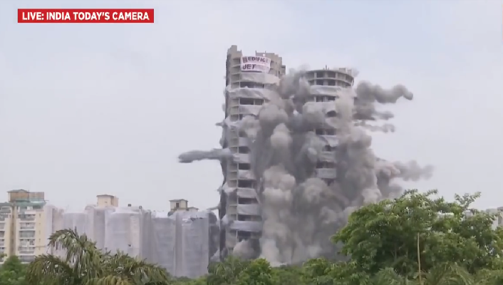 भारतमा ९ सेकेन्डमै ढले ३२ तले टावर !