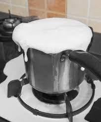 दुध उम्लिएर किन पोखिन्छ ? पानी किन पोखिँदैन ?