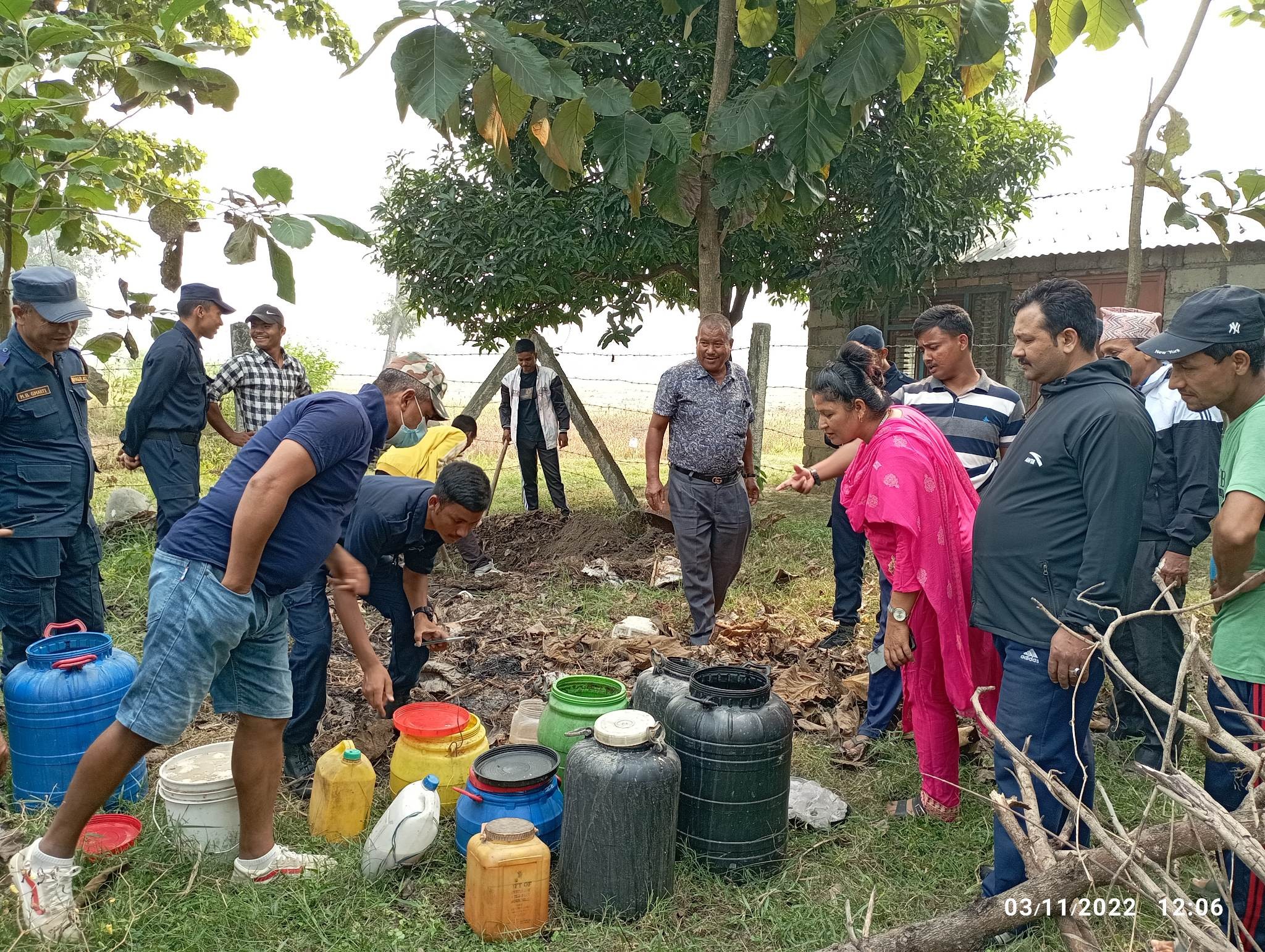 कञ्चनका बिभिन्न स्थानहरुमा करिब ३ सय लिटर अवैध मदिरा प्रहरीद्वारा नस्ट