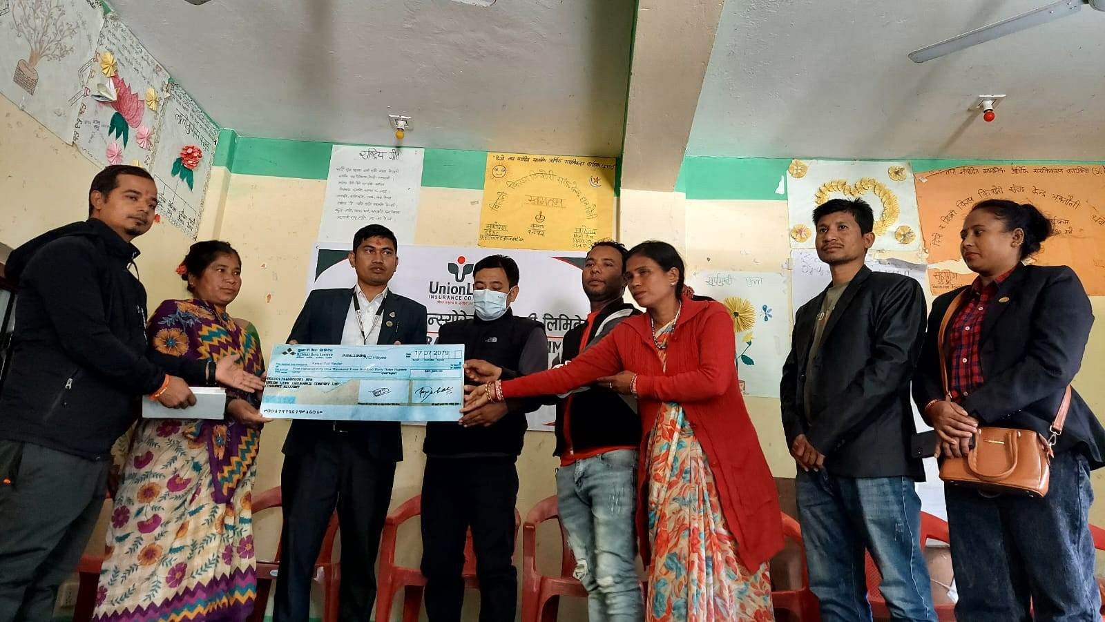 युनियन लाईफ देवदह शाखाद्धारा स्वर्गिय रौतारको परिवारलाई चेक रकम हस्तान्तरण
