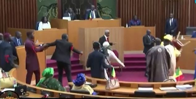 सेनेगलको संसद बैठकमा सांसदहरुबीच कुटाकुट