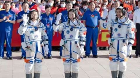 ६ महिनापछि चिनियाँ अन्तरिक्ष यात्री पृथ्वीमा फर्किए