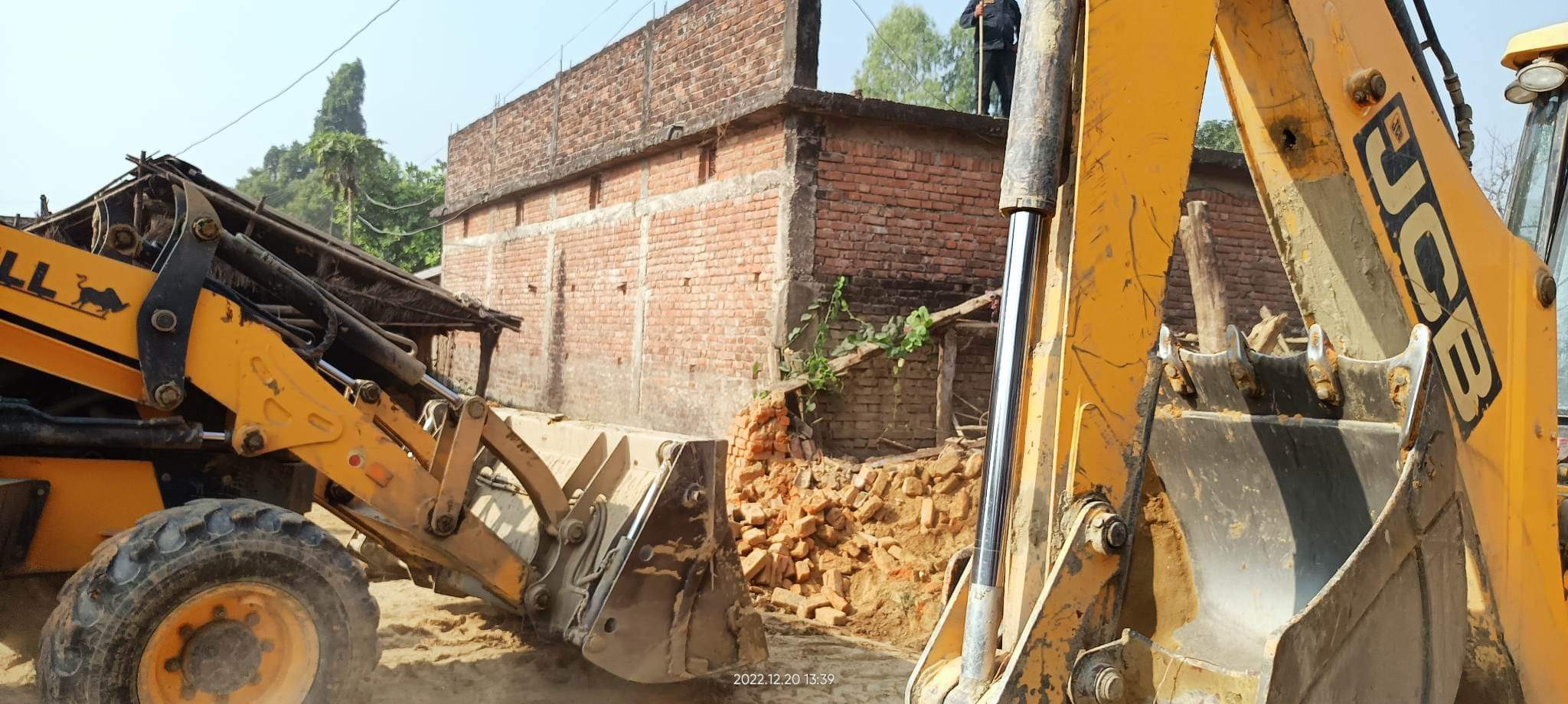 गैडहवा गाउँपालिकाद्वारा सार्वजनिक जग्गा अतिक्रमण गरी बनाइएका संरचना भत्काउन शुरु