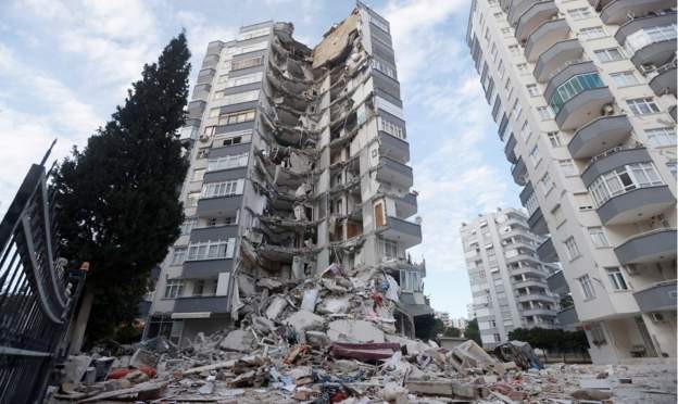 टर्कीमा भूकम्पबाट भत्किएका भवनको निर्माण मापदण्डबारे अनुसन्धान सुरु, सय जना पक्राउ