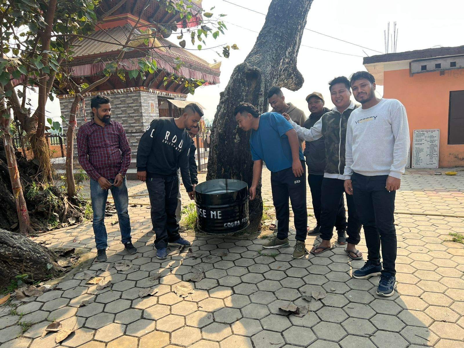 कोब्रा गाईज बुटवलद्वारा चोक चोकमा डस्टविन राख्यो