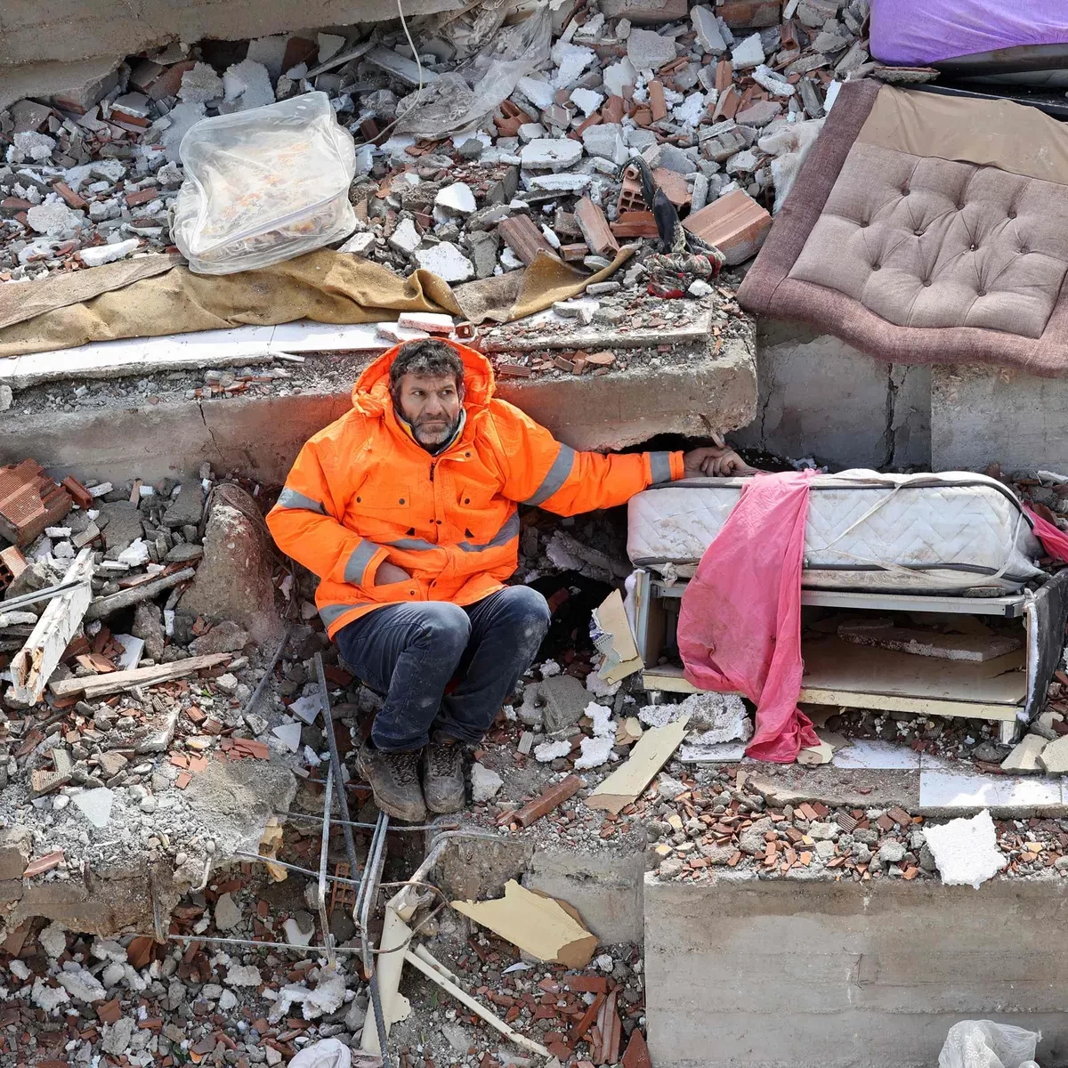 टर्कीमा भूकम्प गएको १३ दिनपछि ३ जनाको जीवितै उद्धार, एकको अस्पताल लैजादै गर्दा मृत्यु