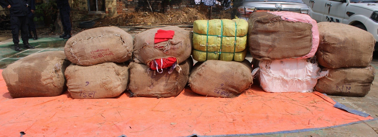 रुपन्देहीबाट  १८ लाख भन्दा बढी मुल्यका अवैध कपडा बरामद