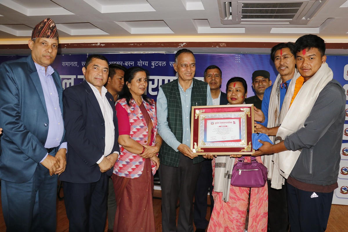 बुटवल उपमहानगरद्धारा राष्ट्रिय क्रिकेट टीमका खेलाडी मल्ललाई नगदसहित सम्मान