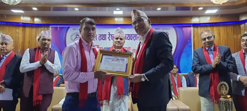 पत्रकार भुसाललाई होटल व्यवसायी रुपन्देहीद्धारा उत्कृष्ट पत्रकारिता पुरस्कार प्रदान