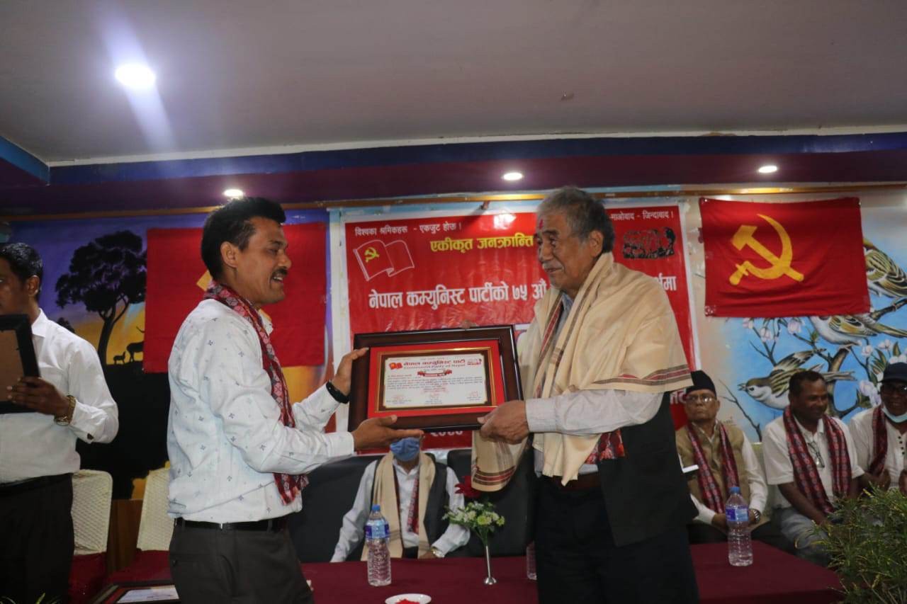 कम्युनिष्ट पार्टी स्थापना दिवसको अवसरमा बुटवलमा कम्युनिष्ट नेताहरुलाई सम्मान