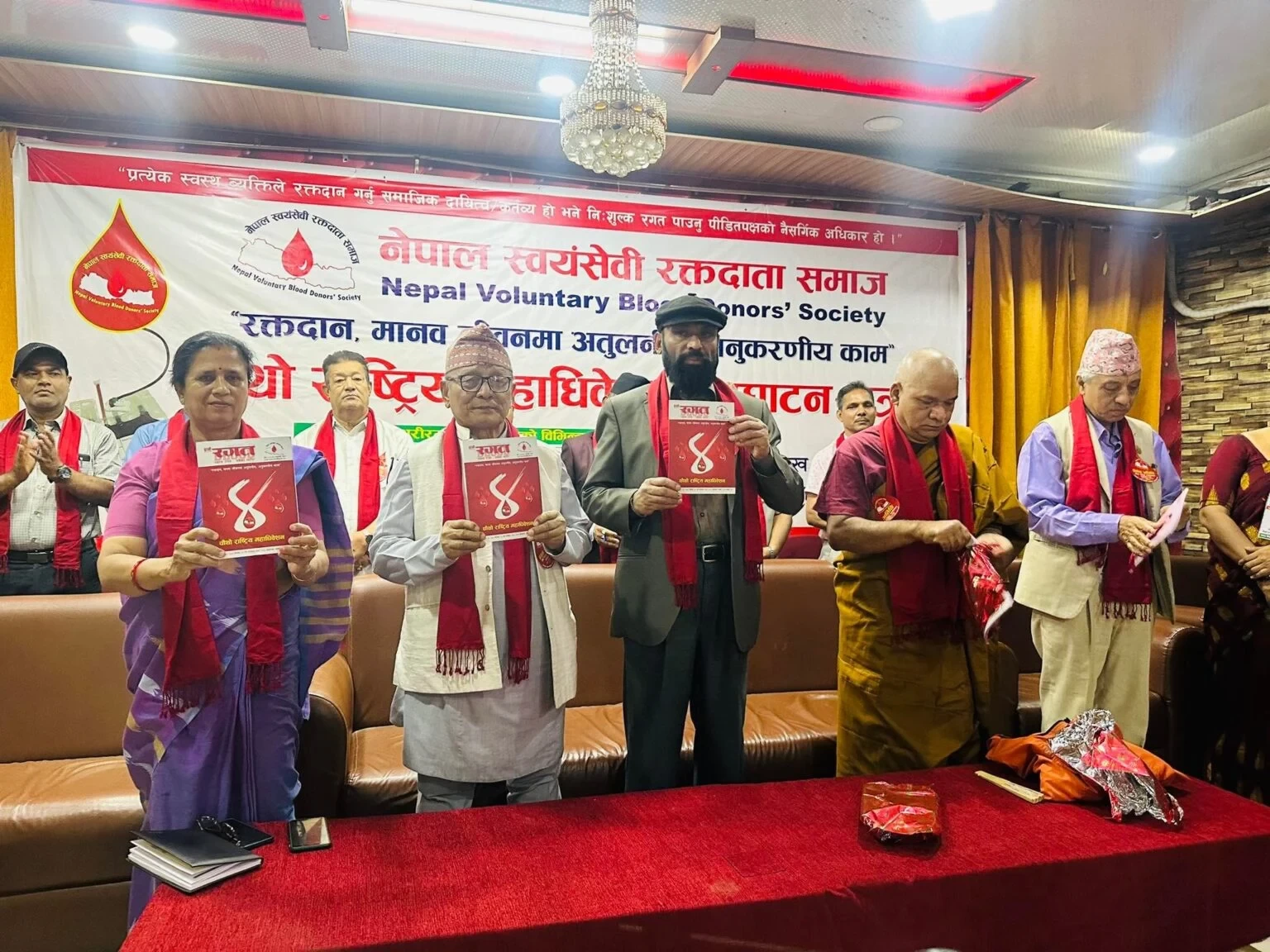 सर्वसाधारणले निःशुल्क दान गरेको रगतको मूल्य लिनु गलत भएको भन्दै प्रदेश प्रमुखद्धारा चिन्ता व्यक्त