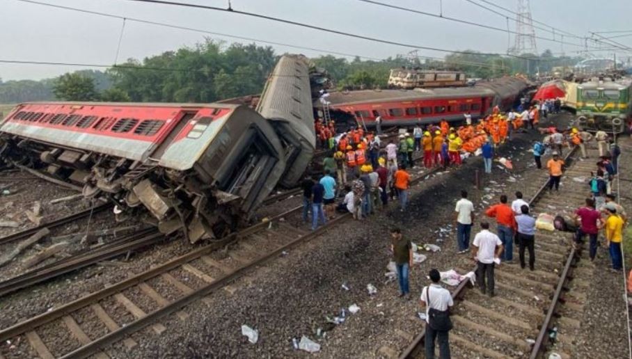 भारतमा रेल दुर्घटना : ज्यान गुमाउनेको सङ्ख्या दुई सय ८० पुग्यो