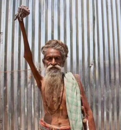 भारतका एउटा बाबा, जो ५० वर्षदेखि दाहिने हात उचालेर बसिरहेका छन् !