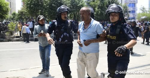 आन्दोलरत शिक्षकहरु बिच आपसमा कुटपिट, एकजना घाइते