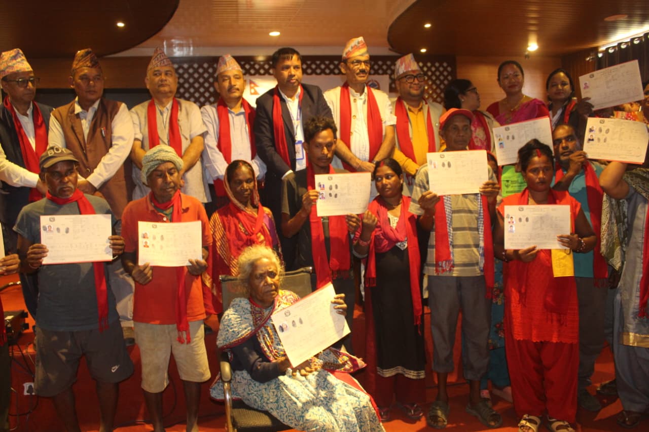 गैडहवाका १६ भूमिहिन मुसहर घरपरिवारलाई जग्गाधनी पुर्जा वितरण
