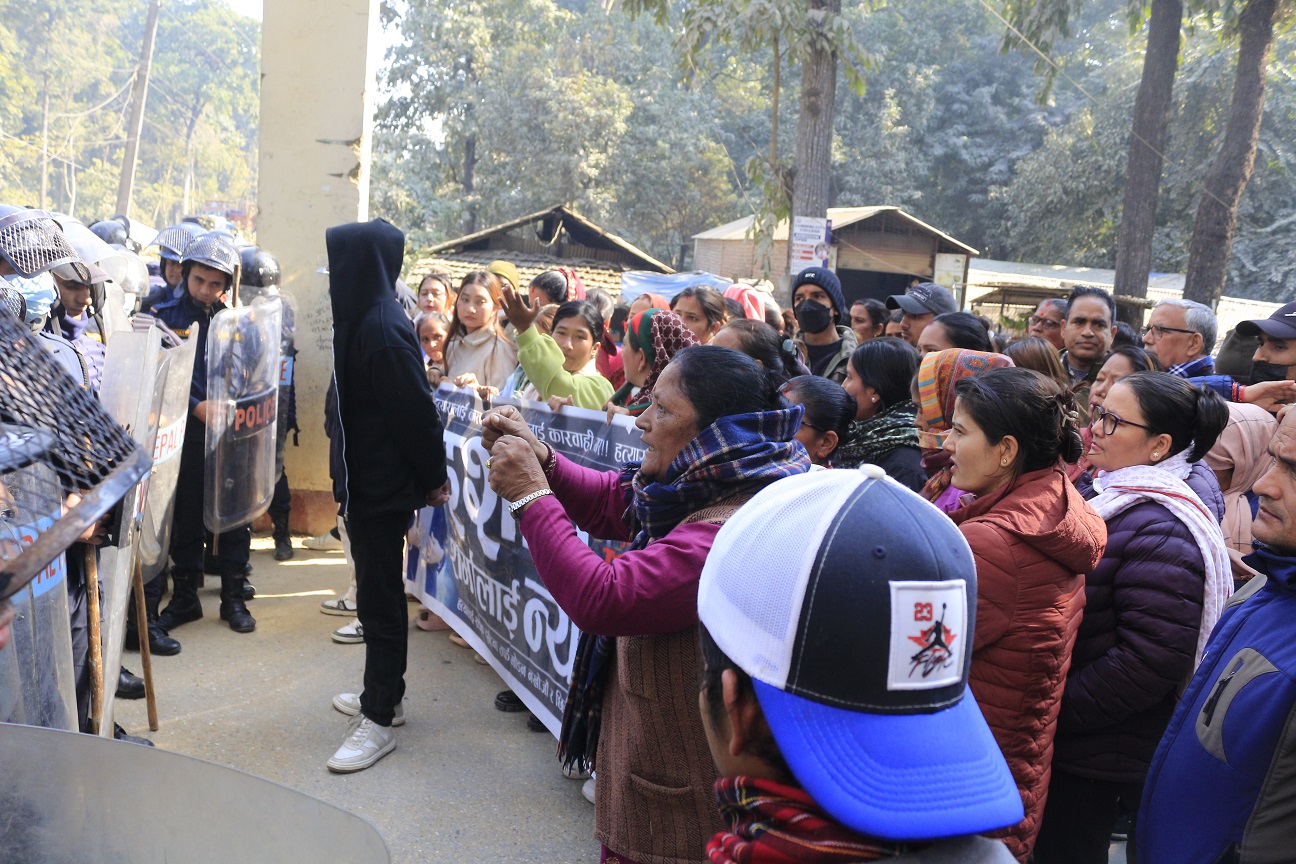 ईशान शर्माको मृत्यु प्रकरणः सत्य तथ्य छानविन गर्न माग गर्दै सडक चक्काजाम, आफन्तहरु प्रहरीको नियन्त्रणमा