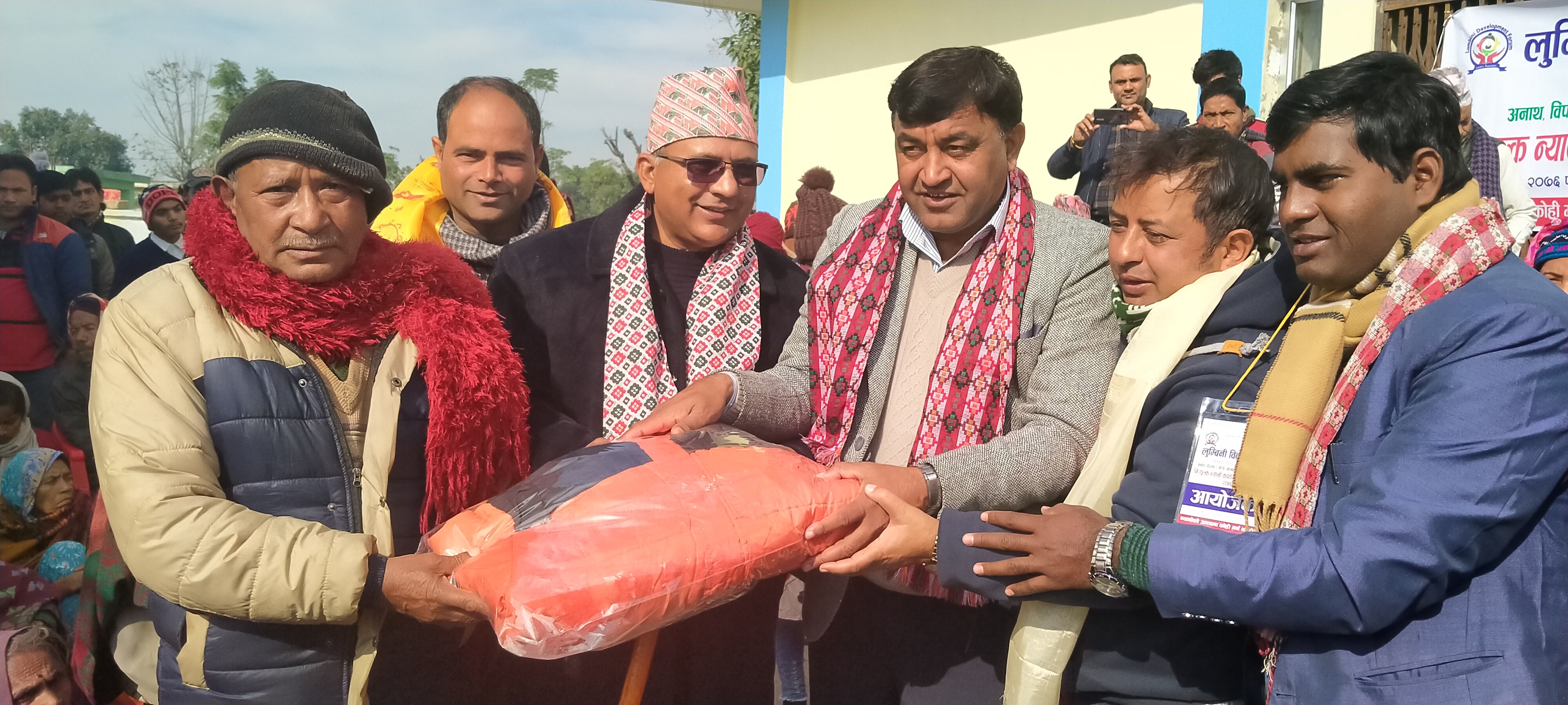 लुम्बिनी विकास मञ्चले गरिव परिवारलाई न्यानो कपडा वितरण गर्यो ।