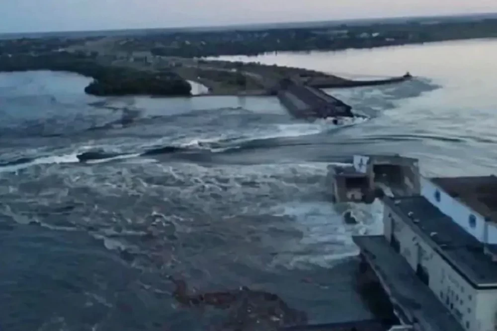 युक्रेनमा निप्रो नदीको बाँधमा विष्फोट हुँदा हजारौं विस्थापित