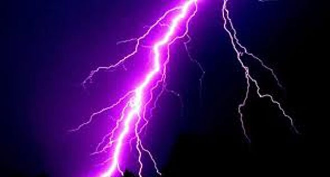 चट्याङ लागेर एकै परिवारका चार जना घाइते