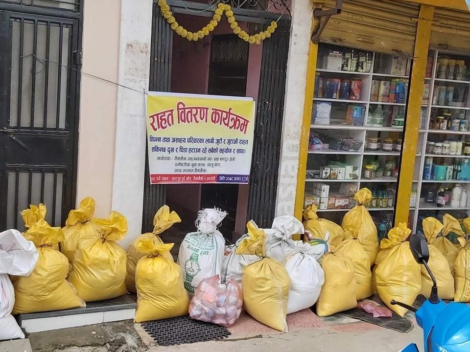 बिपन्न तथा असाहय २४ घर परिवार लाई राहत खाद्यान्न बितरण