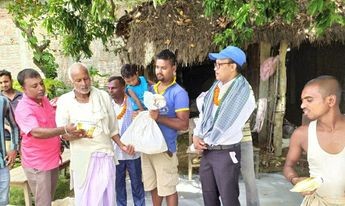 सिराहमा कांग्रेसका नेता महेश चौधरीद्धारा राहत बितरण