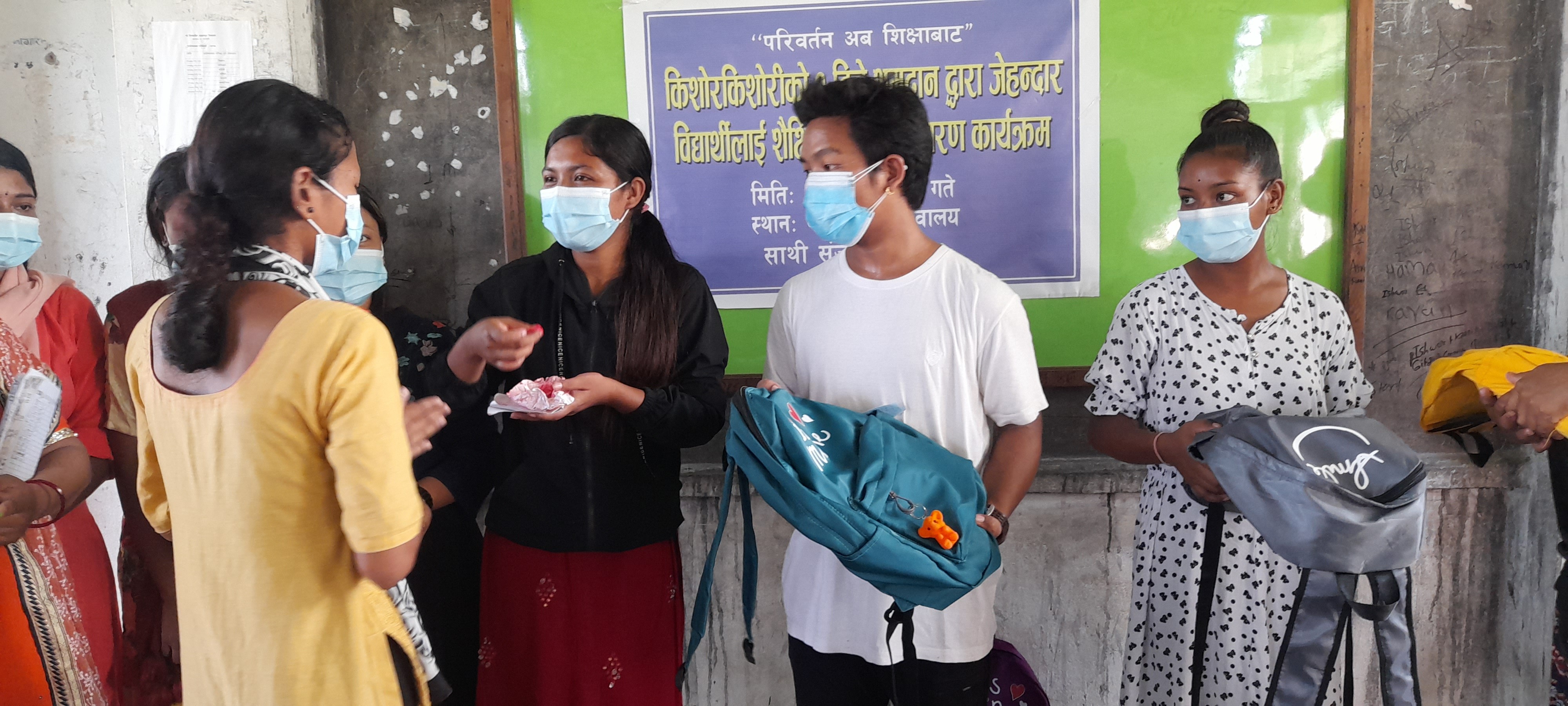 साथी सञ्जालले गर्यो बिधार्थीहरुलाई शैक्षिक सामाग्री प्रदान