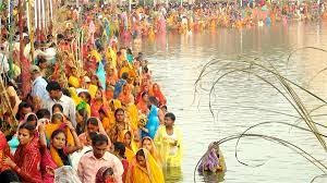 छठको तेस्रो दिन : ब्रतालुहरु ‘खरना’ विधिको तयारीमा