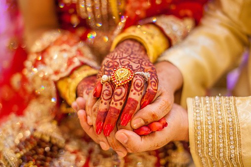 २ वर्षमा ६ जनासंग बिवाह गर्ने यी युवती !