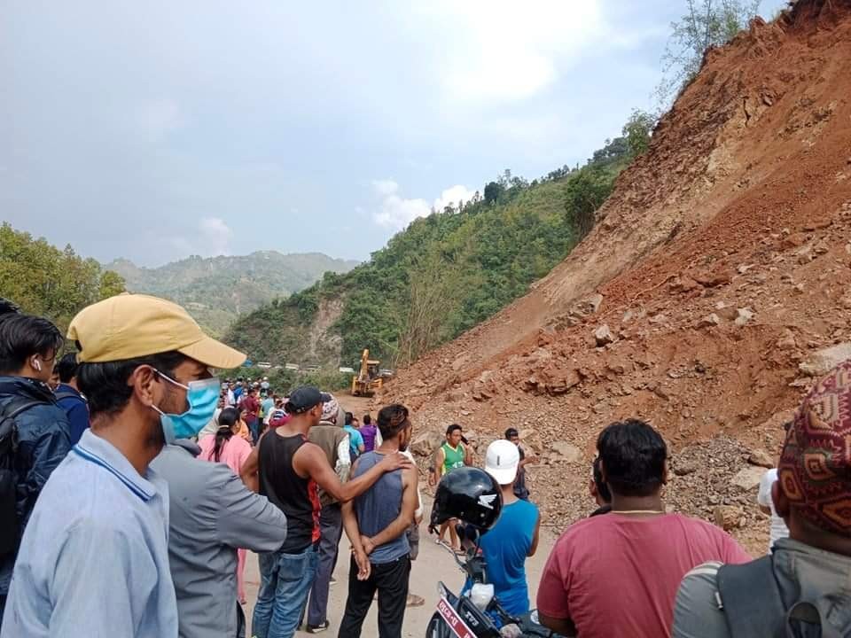 सुख्खा पहिरो खस्दा पाल्पाको सिद्धार्थ राजमार्ग सडक अबरुद्ध