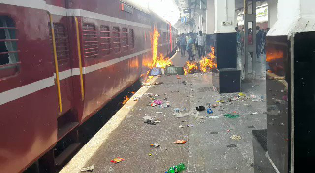 भारतमा सैनिक भर्तीका लागि ल्याइएको अग्निपथ योजनाको विरोध हिंसात्मक बन्दै
