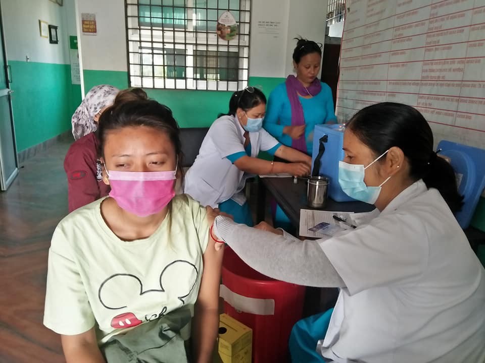 दोश्रो दिन कञ्चनमा ८ सय १५ जनाले फाइजरको दोश्रो डोज लगाए