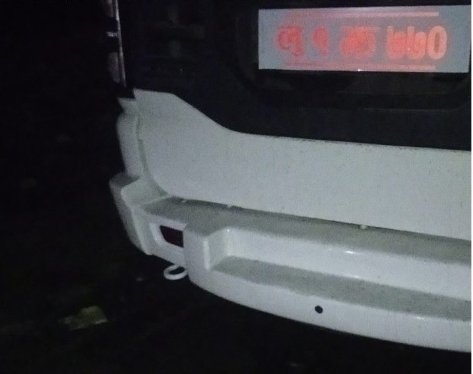 सार्वजनिक विदाको दिन राती अवेरसम्म होटल अगाडी सरकारी गाडी