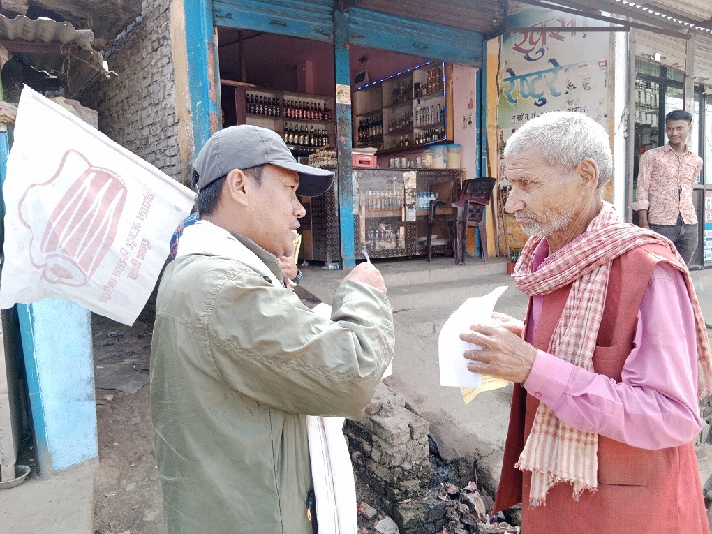 एमसिसि सम्झौता र नागरिकता बिधेयक खारेजीका लागि मादलमा भोट माग्दै उमेद्वार थापा घरदैलोमा