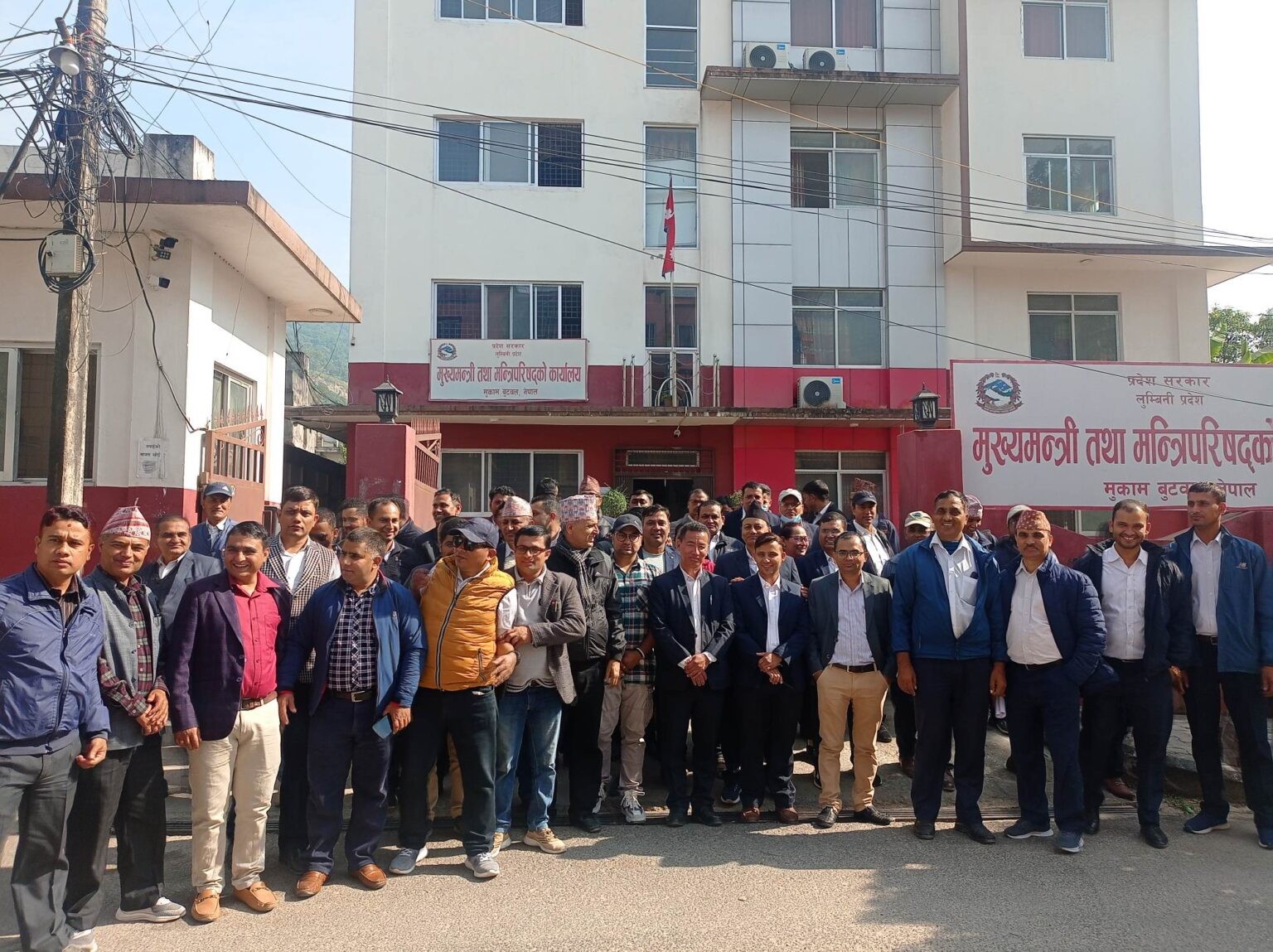 दाङमा मन्त्रालय सार्न खोजेपछि कर्मचारी संगठनहरु आन्दोलित