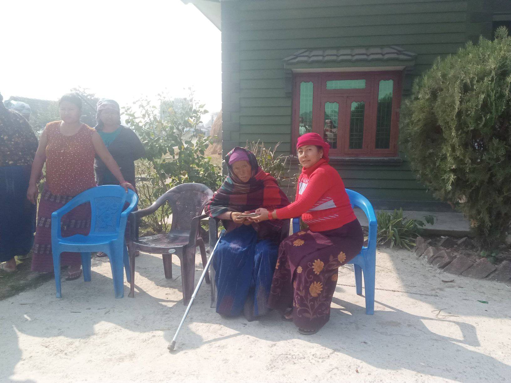 कल्याण्कारी आमा समूहद्वारा क्यान्सर पिडित रञ्जिता थापालाई आर्थिक सहयोग