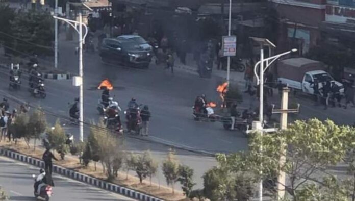 संसद भवन अगाडी एक युवाले गरे आत्मदहको प्रयास