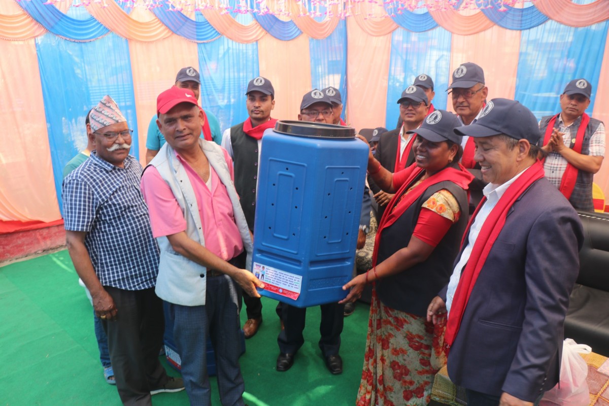 तिलोत्तमामा  कुहिने फोहोरबाट मल बनाउन कम्पोष्टविन वितरण